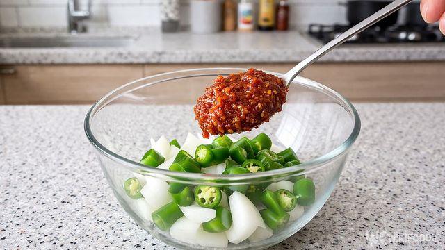 봄에는 양파랑 고추랑 '이 양념'에 무치세요… 다른 반찬 필요 없어요