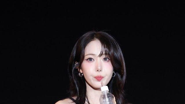 크롭 탑과 스커트 셋업, 화이트 레이스 타이즈, 비비지 신비