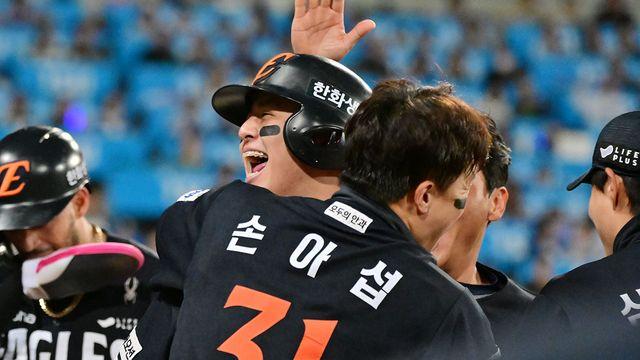 '같이 잘해보자더니→8번밖에 없더라!' 노시환·손아섭, 유니폼 바뀌어도 변치 않는 우정 [잠실 현장]