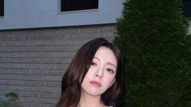 그레이 레터링 티셔츠와 레드 백, 있지(ITZY) 유나