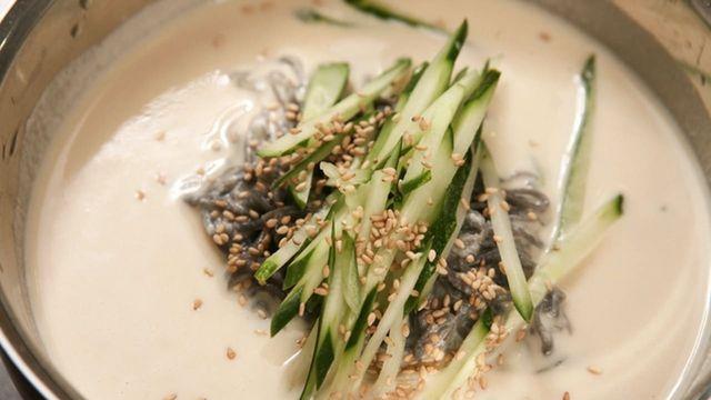 '이걸 왜 이제 알았지..' 여름철 대표 음식 콩국수, 설탕이나 소금 넣는 것보다 훨씬 맛있게 먹을 수 있는 방법