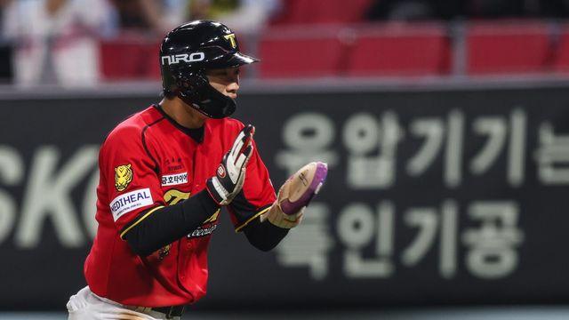 도영이 형 쉬어! 교타자 박재현의 ‘데뷔 첫 멀티포’로 승리에 앞장…나균안은 KIA전 8연패 [SD 사직 스타]