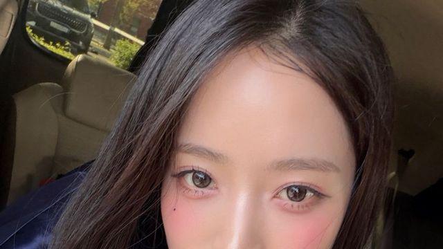 격자무늬 티셔츠와 인형 안전벨트, 하이키 서이