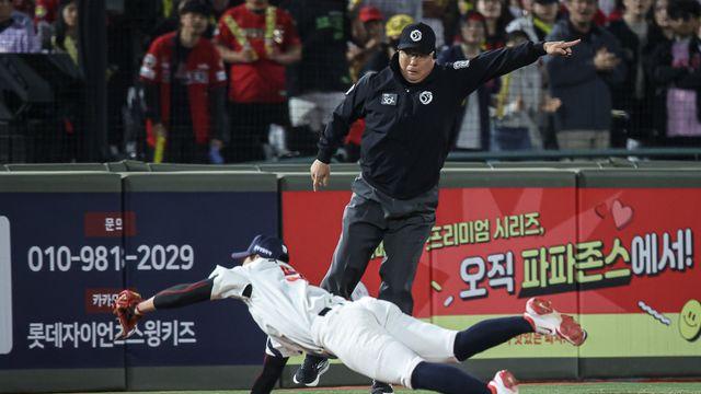 '다이빙 캐치 시도→오른팔에 타구 강타' 롯데 박승욱 타박상→3회 손호영 교체…"확인 차 병원 검진 예정" [부산 라이브]