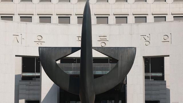 17세 피해자 입 막고 폭행, 소주병 성고문 생중계…