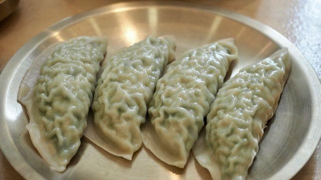 '고기, 김치, 부추와 모두 찰떡 궁합..' 의외로 만두에 넣으면 맛과 식감 극대화 되는 유명 맛집의 '비법 재료'
