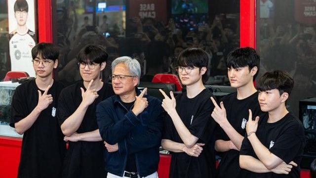 ‘e스포츠 황제’ 페이커와 ‘AI 황제’ 젠슨 황의 만남... 시민들에게 RTX 5090 선물한 하루