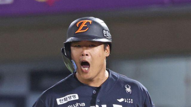 '강백호 효과' 이 정도였나, 대타 나오자 투수 교체→방망이 '단 한 번' 휘두르고 밀어내기 4구…'세계 타점왕' 위압감 다르다 [부산 현장]