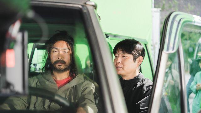 최성곤·손재곤 감독 ‘곤곤 케미’…‘와일드 씽’, 현장 비하인드 스틸 공개
