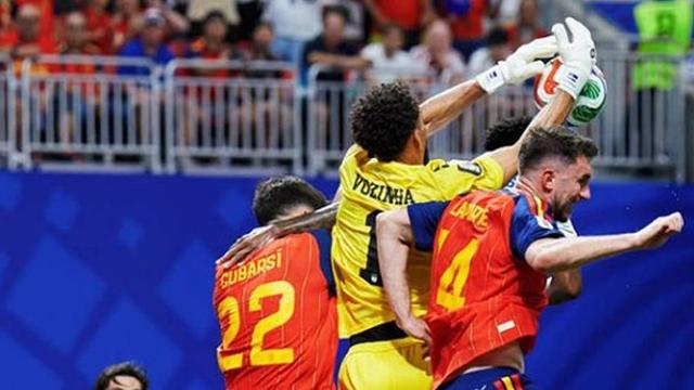 스페인 27개 슈팅도 못 뚫었다...첫 월드컵서 0-0 대이변 만든 ‘52만 섬나라’