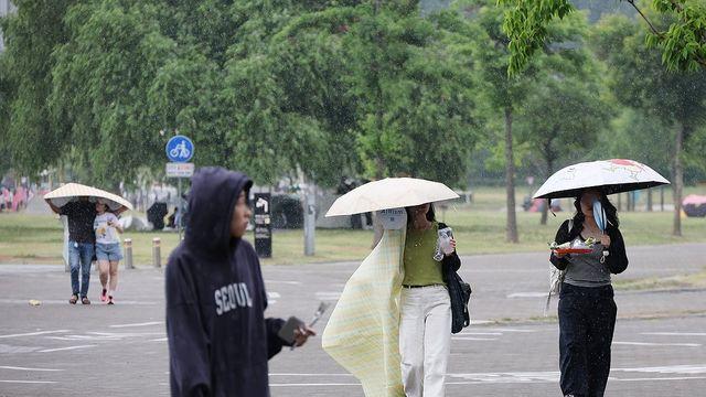 [내일날씨] 전국 내륙 곳곳 소나기…낮 최고 32도