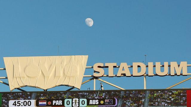 [월드컵] 물병 라벨 뜯고 6만석 테이프칠…상상초월 FIFA의 상표 가리기