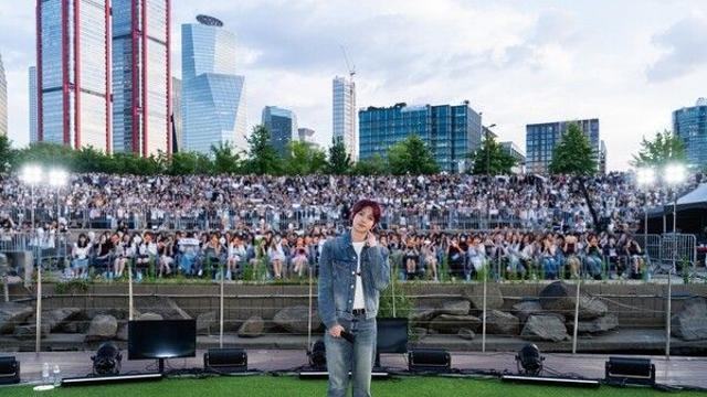 에반, 데뷔 4일 만의 첫 버스킹 성료…폭넓은 보컬 스펙트럼 각인