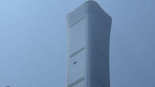 [르포] 경비행기 덮친 베이징 최고층 빌딩…원인 미궁 속 삼엄한 봉쇄