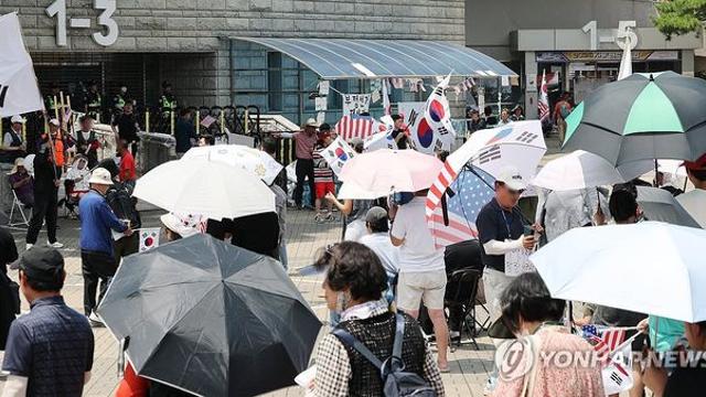 경찰, 연습용 수류탄 유입 경위 확인…침뱉은 시위자는 구속송치(종합)