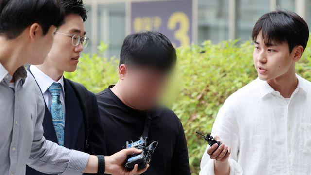 '잠실 개표소 시위' 경찰관 때린 20대 2명 구속 기로
