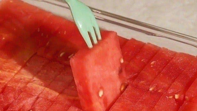 수박썰기 장인이 알려주는 팁.jpg