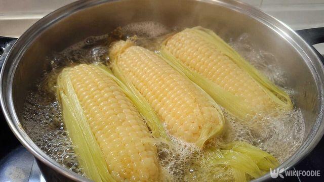 옥수수는 '이것' 절대 버리지 마세요…밖에서 사 먹는 것처럼 맛있게 삶는 방법