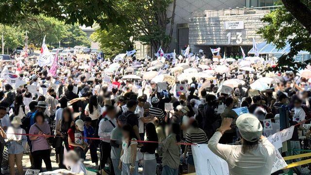 경찰 출석한 올다르크 “자유민주주의 대가라면 치를 것”