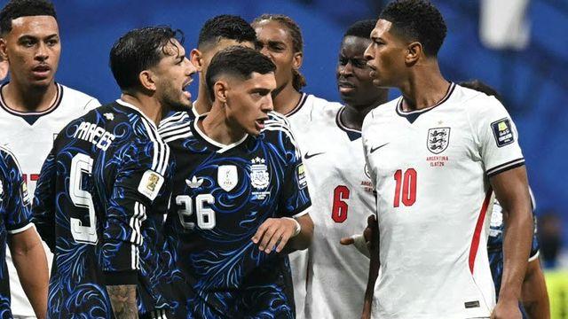 '전반 반칙 수 19회·신경전까지' 40년 축구 전쟁 앙금은 그대로