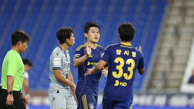[SD 리뷰 in 상암] ‘제로톱 이동경 1골·1도움’ 울산, 선두 서울에 3-1 승리…5경기 연속 무승 탈출,서울은 6경기 연속 무패 종료