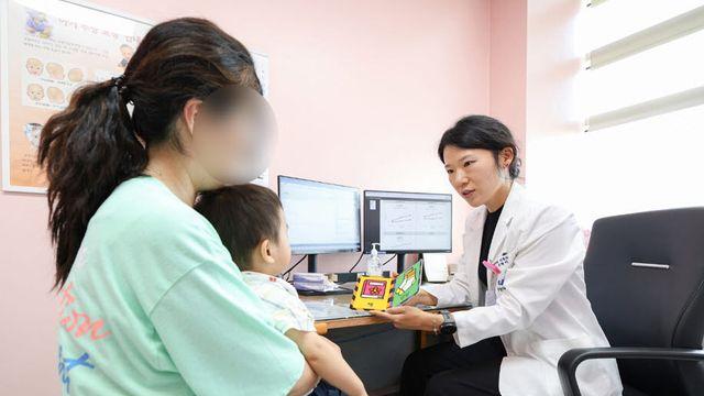 '생후 8개월 아이, 언어와 삼킴 발달 지연…조기 언어치료 중요'