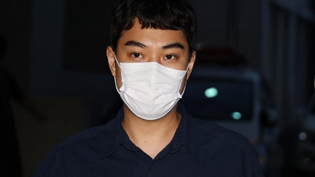 '여중생 성매매 요구' 최영중 전 의원 15시간 경찰 조사...혐의 인정 시 중형 가능성