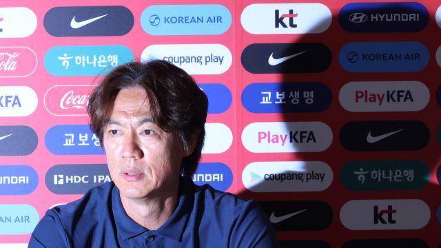 '봉사한다'던 홍명보, 법카 1400만원 집 근처 해장국집·호텔서 긁었다