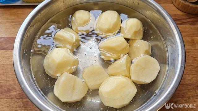 냉장고에 넣기 전에 하세요… 껍질 벗긴 감자 '찬물'에 담가야 하는 이유