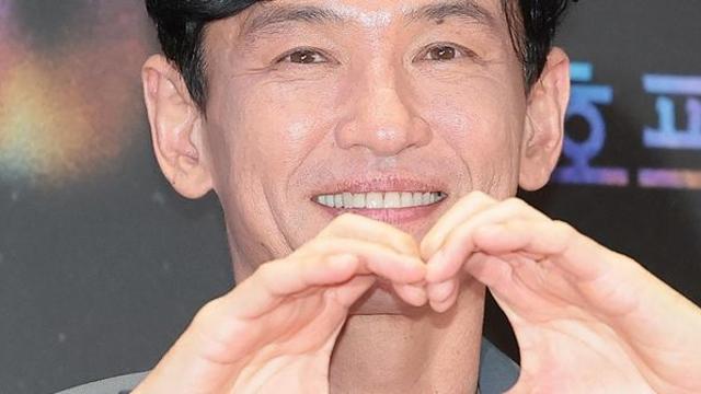 황정민이 사생활 논란 이후 결혼반지 착용한 채 공식석상에 나와 한 말