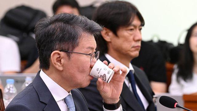 [SD 현장 라이브] 청문회 도중 포착된 정몽규 전 축구협회장 문자에 국회 발칵…‘정 선배’ 통한 접촉·‘고대 동문’ 로비 의혹까지, 청문회 뒤흔든 문자 파장