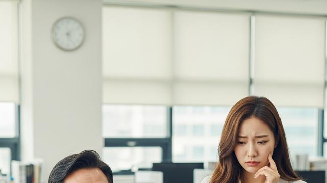 사무실에서 큰 목소리로 통화하는 동료 때문에 업무에 집중하기 어려울 때