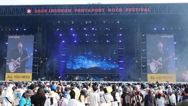 땀에 젖고 물대포에 웃었다... 펜타포트 첫날, 무대보다 뜨거웠던 관객들