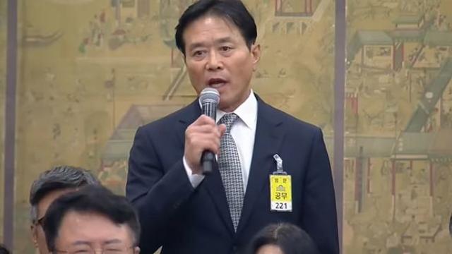 “거기는 끼지 마시고”…축구 청문회서 주머니 손까지, 말 나온 '축협 핵심 인물'