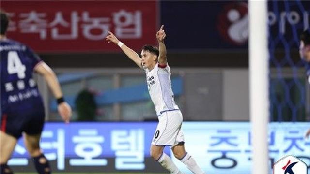 2골 내주고 헤이스 ２골…K리그2 수원, 충북청주와 극적 무승부