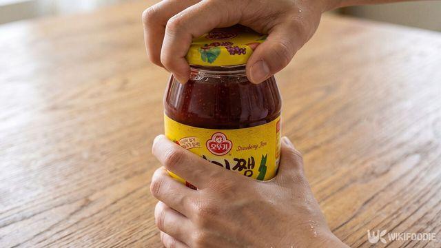 집에 있는 도구로 꽉 막힌 '유리병 뚜껑' 3초 만에 여는 방법 4가지