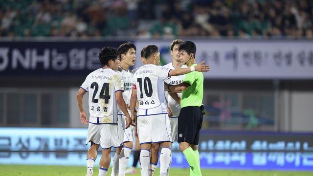 ‘극장골 취소’ 분노한 선수단 말리고 현장 혼란 수습한 구단 직원에게도 “당신 누구냐”며 레드카드 꺼낸 K-심판…그럼 그대들은 누구십니까?
