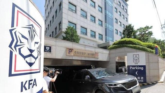 '홍명보 특혜 선임 의혹' 경찰 축구협회 압수수색...설립 후 첫 강제 수사