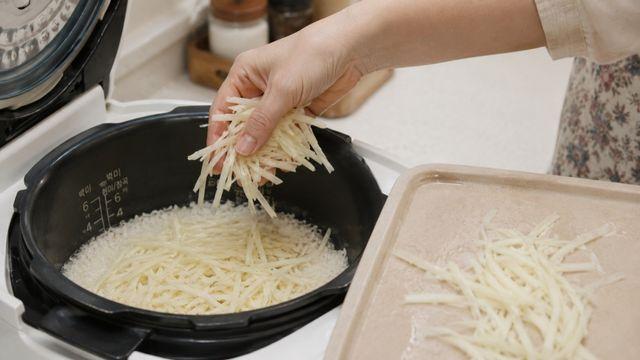 밥솥에 감자와 '이걸' 잔뜩 채썰어 넣어보세요…밥 두 공기가 순식간에 거덜납니다