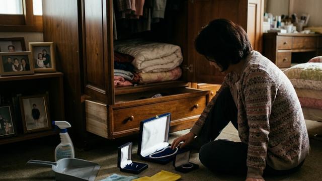 당근으로 부른 가사도우미, 어머니 유품 훔쳐 금은방에 팔아…실형 가능성은?