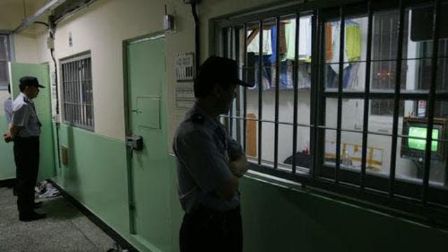 [단독]수용자에 '햄버거·불닭 소스' 건넨 교도관…1심서 징역 7년