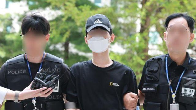친모 살해 10대, 손엔 붕대 감고 법원 출석…질문엔 침묵