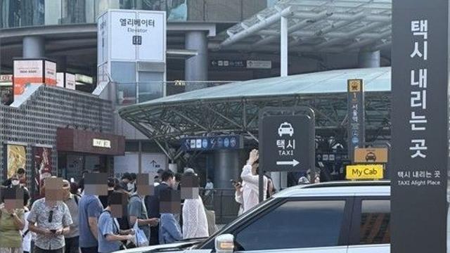 신호 대기중 택시 문열고 운전사 깨문 60대 체포…