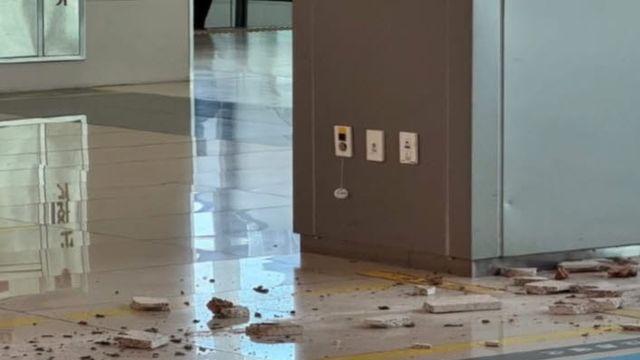김포공항 출발장 옆 천장서 대리석 '뚝'…인명피해 없어