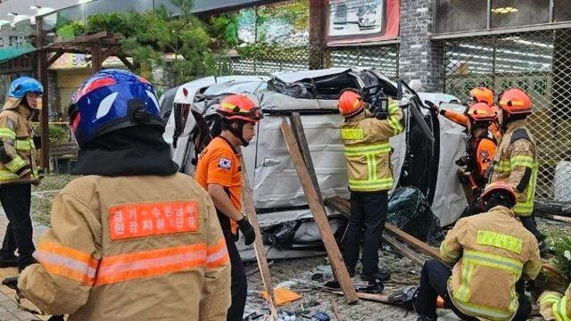 엄마 내려주고 출발했는데…마트 옥상서 추락한 20대 숨져