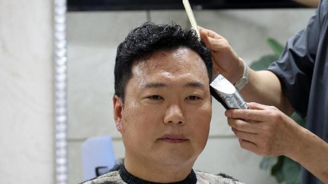 '불혹' 천하람, 머리 깍고 훈련소 입소…신병교육 받는다