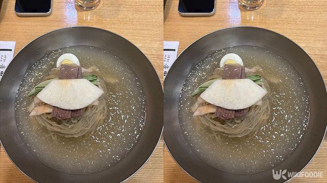 “한 번 빠지면 계속 찾는다” 연예인도 줄 서서 먹는 서울 3대 평양냉면집