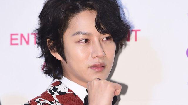 김희철 '거꾸로 태극기' 논란에 다시 입 열어…“우파좌파가 왜 나오냐”