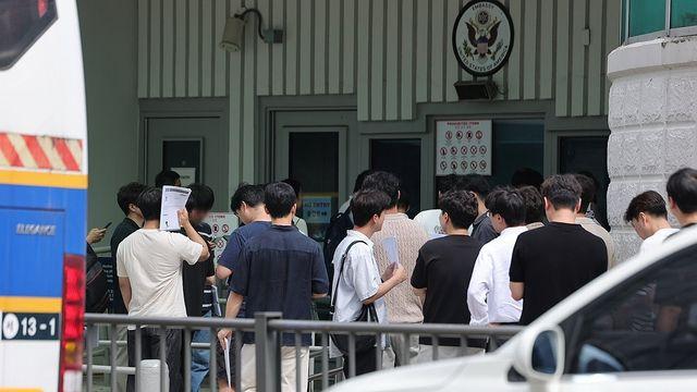 한밤에 미국대사관 침입 시도한 60대 남성 현행범 체포