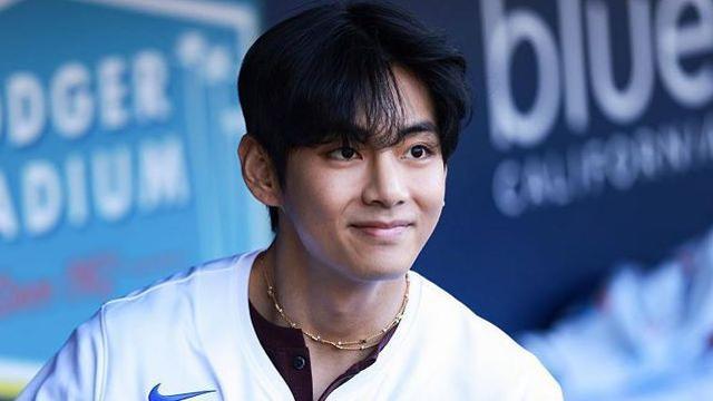 BTS 뷔 청력 이상 호소, '오른쪽 30%밖에 안 들린다'